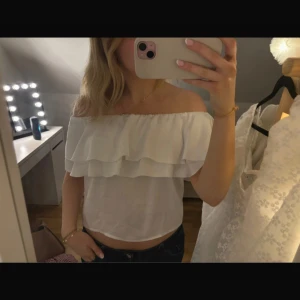 Vit offshoulder topp med volang - vit offshoulder topp med volang, köpt på vinted men är i nyskick ! säljer då den inte passar ❣️ hör av dig om det är något du undrar ❤️obs ! ej mina bilder 