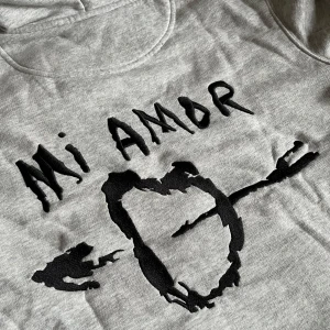 Mira Paris Hoodie - Säljer min gråa hoodie från Mira Paris! Säljer då den int används, använd endast ett fåtal gånger. Passar xs-m