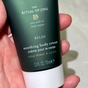Ny! The Ritual of Jing Soothing Body Cream - Helt ny! Avkopplande kroppskräm från The Ritual of Jing med doft av lotusblomma och jujube. Innehåller 70 ml och är berikad med naturliga ingredienser för att ge näring och lugna huden. Perfekt för en stunds avkoppling och inre frid. Kika gärna på mina andra annonser, jag har massor av rituals mm att sälja 🌸