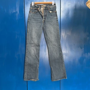 Levi's Premium blå jeans - As snygga Levi's Premium jeans i en klassisk blå färg. De har en bootcut-stil och är högmidjade för en bekväm passform. Sitter snyggt och är bekväma, också varit en stark favorit i garderoben 💋💋