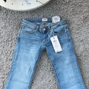 Super low waist ONLY jeans - Super low waist jeans från Only. Köpta för 570kr, alla prislappar är kvar då dem aldrig är använda. Bootcut med liten slits nertill på insidan. Super mjukt och stretchigt material -storleken är 28x32 -> passar någon som är runt storleken S och runt 160-168. - Midjemått: ca 33cm  - gren-midja: 17cm - Innerbenslängd: 75-76cm