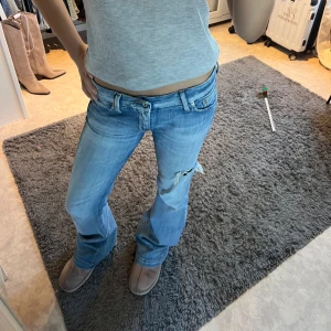 Blå bootcut jeans meltinpot - Lågmidjade jeans bootcut , ljusblåa ,jag är 168cm , midjemått 36cm rakt över , innerbenlängd 82cm
