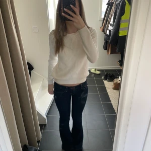 Vit stickad tröja  - Som man ser på bild 3 så är den liksom lite mer texturerat stickad, men ändå jättefin! Skriv för frågor😊