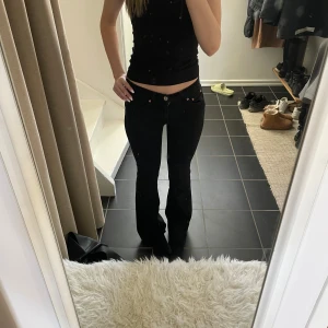 bootcut jeans - Sparsamt använda svarta jeans. Superfina, men är lite korta på mig, eller på gränsen iallafall. Jag är typ 170. 