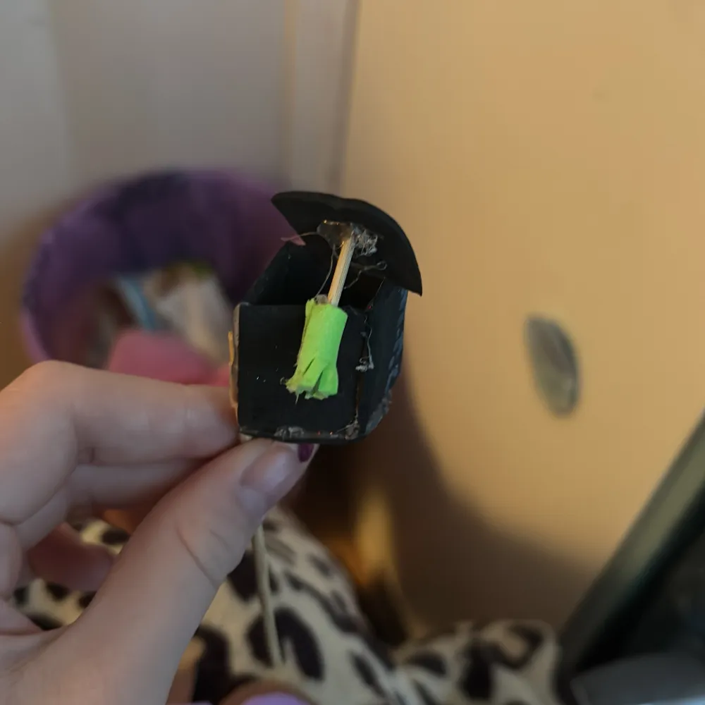 Unika handgjorda sminkverktyg i mjukt foam papper, inklusive sminkborste, läppstift, nagellack och ögonskugga osv. Perfekt för lek och kreativitet. Verktygen är färgglada och detaljerade, med en mix av lila, rosa, rött, grönt, svart och brunt.. Beauty.
