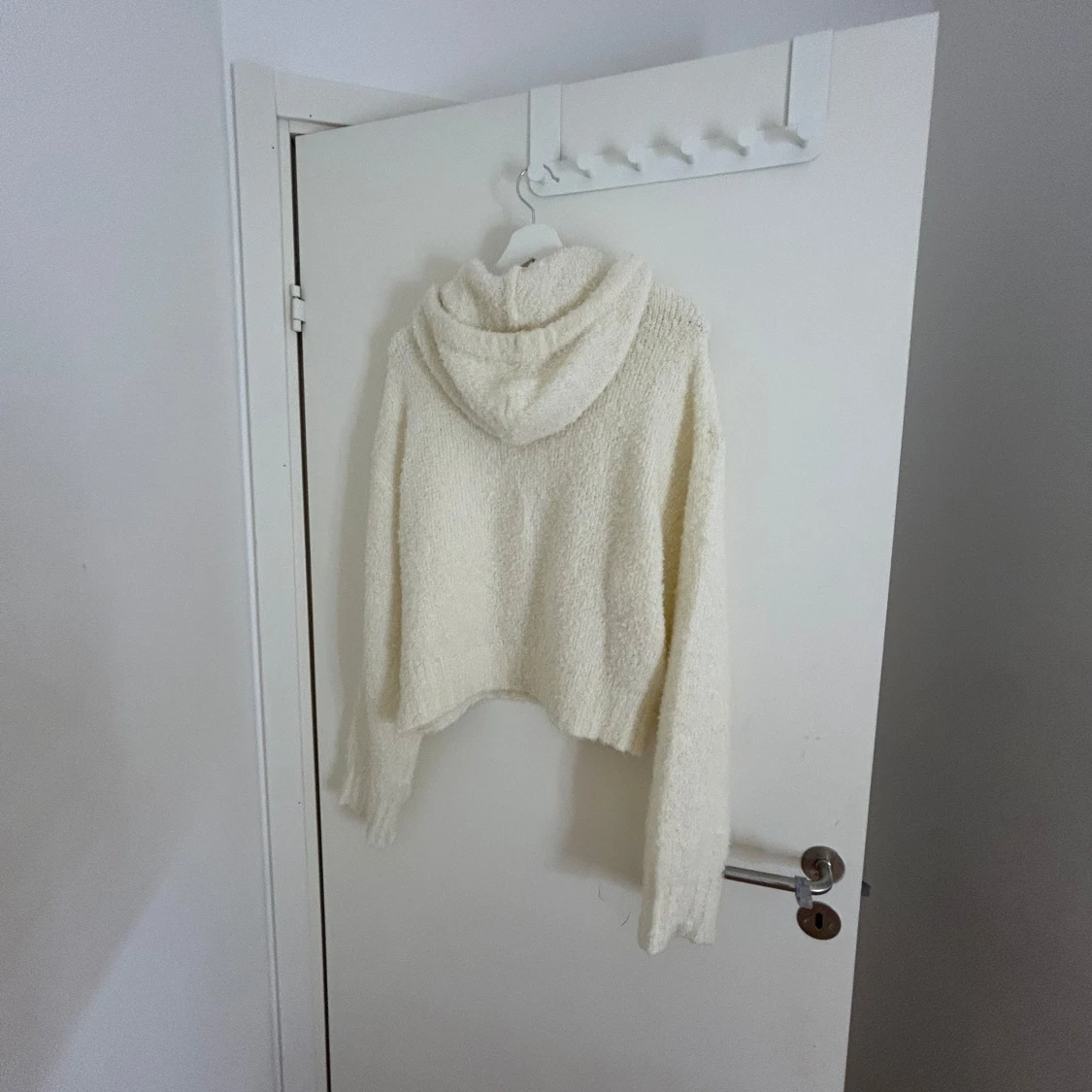 Vit stickad hoodie från H&M - 1