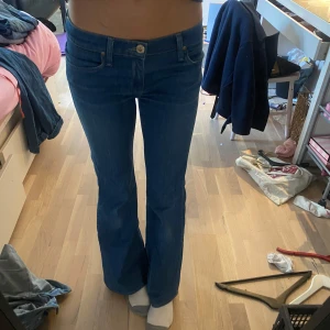 Blå bootcut jeans - Super Snygga blå lågmidjade bootcut jeans!! Från Lee. Älskar dessa men har tyvärr växt ur dom, är 173cm och de är lite korta på mig så rekommenderar nån som e kortare. Så snygg blå färg.!😻😻❤️