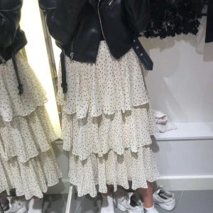 Vit prickig volangkjol - Drömmig sommarkjol🧚🏼 - som ny, knappt använd!!!🙌🏼