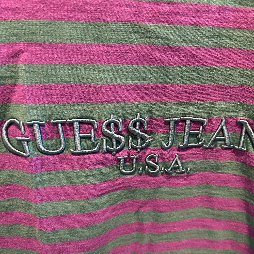 Säljer en Guess T-shirt x asap rocky i storlek M. Kan inte garantera att den är äkta men om man gör en research så är det möjligt att den är äkta. Köpt begagnat på depop. Använd ett fåtal gånger✨. T-paidat.
