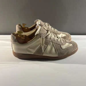 Maison Margiela GATS - Maison Margiela GATS i storlek 43, bra skick; 8/10. Dustbags tillkommer. Skriv vid frågor och funderingar!