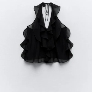Svart  blus med volanger från zara - Snygg svart blus med volanger och knytning i nacken. Den är bara använd en gång så i väldigt bra sick och i storlek M men skulle säga att den sitter som en S. 