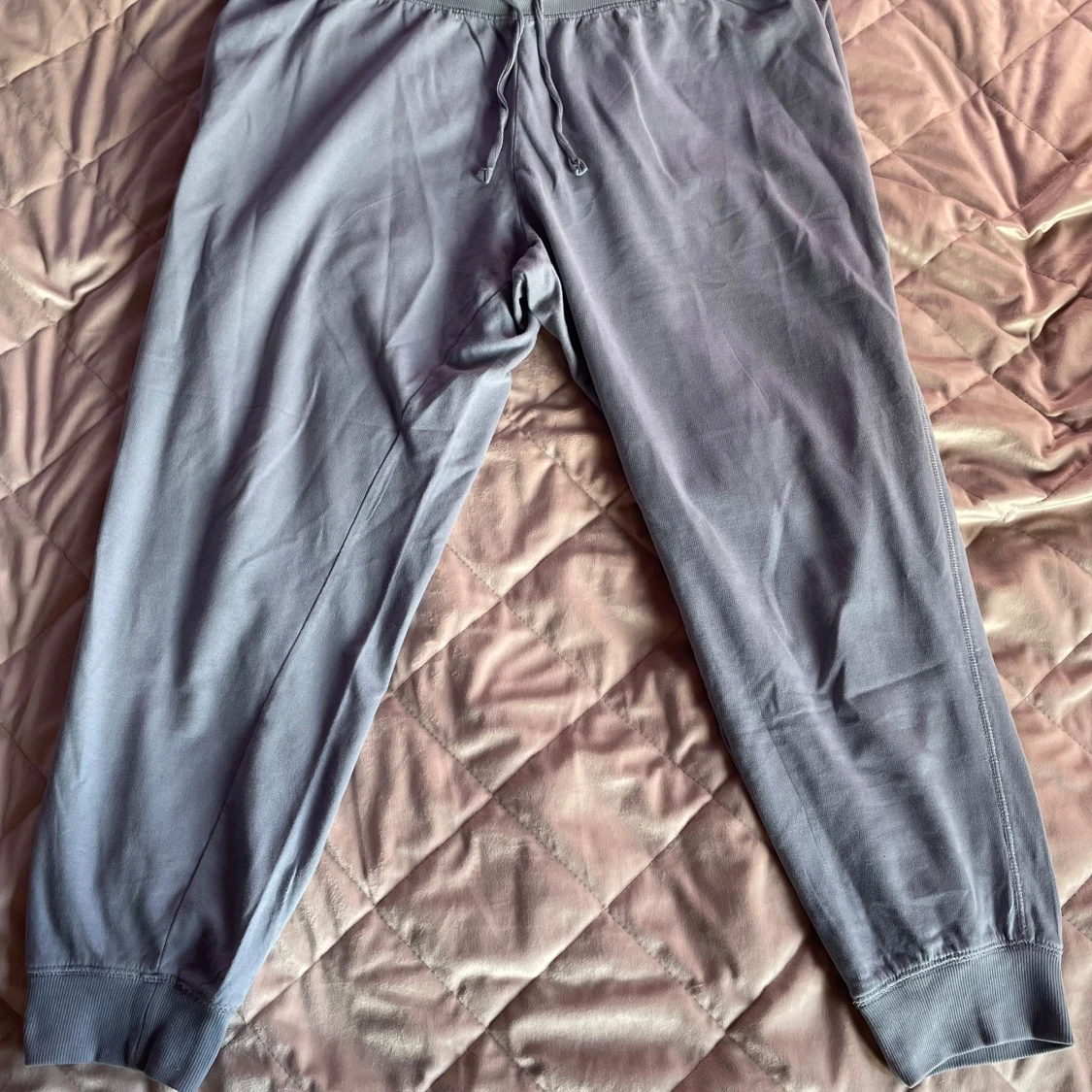 Grå mjukisbyxor med snörning - 2