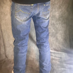 Jacob cohen jeans med slitningar  - Mycket fint skick | Size 32 | style 622 slim fit |modell 180 63 kg | Följare får 100 kr rabbat | fraktar spårbart inom 24 timmar med PostNord eller instabox |