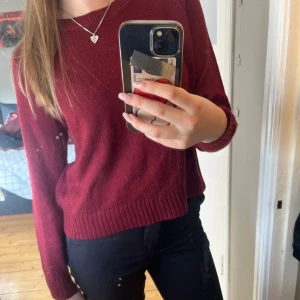 Vinröd stickad tröja - Säljer en stickad vinröd tröja! Tröjan är från HM i storlek 38. Den är använd men i väldigt gott skick! Säljer då den inte kommer till användning 