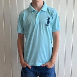 Ralph Lauren Piké - Säljer en fräsch och snygg blå pikétröja som passar perfekt till sommaren. Storleken är M och skicket är mycket bra. 