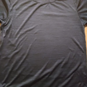 Svart t-shirt - Mörkblå tränings t shirt för barn. Kan sänka priset till 50