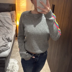 Cashmere tröja  - Säljer min super fina cashmere tröja från from future. Jätte bra skick och inga defekter men den är lite använd. 