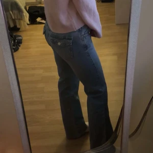 Blå jeans - Jeans med knappar bak från GinaTricot, knappt använda men de är uppsydda så de passar mig som är 163cm💕💕Nypris 500kr och SLUTSÅLDA