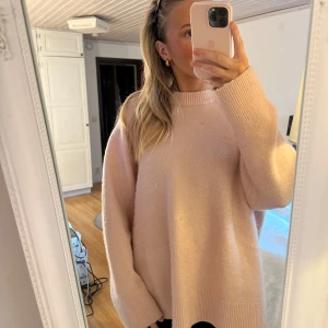 Rosa stickad tröja från Stradivarius - Mysig rosa stickad tröja från Stradivarius. Perfekt för våren. Enkelt att matcha med olika outfits. Den är knappt använd och jättemjukt material.