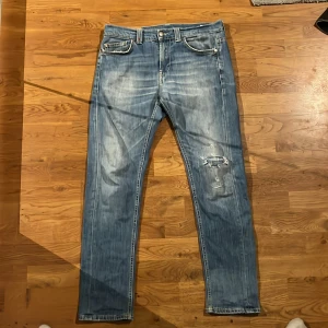 Dondup jeans - Dondup jeans, Dondups storlek 34 men sitter vanligtvis som 29/32. Skön slitning och skön färg på jeansen helt nya inga defekter, skick 9/10