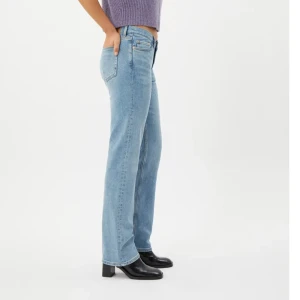 Ljusblå jeans med rak passform - Snygga ljusblå jeans med rak passform och klassisk femficksdesign. W27 L30