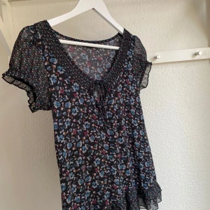 Topp - Blommig topp🖤