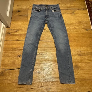  Nudie grim tim - Nudie grim Tim jeans i mycket bra skick. 29w/32L. Slim passform och pris kan diskuteras vid snabb affär.