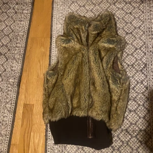 Pälsväst🥰🥰 - Jättesnygg päls väst med dragkejda!! Köpt på loppis och knatt använd så inte många bilder😭 perfekt till vår och höst🔥🔥🔥passar upp till storlek M-L och inget märke 