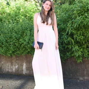 Ljusrosa balklänning med öppen rygg - Säljer min otroligt fina ljusrosa balklänning med v-ringad design och öppen rygg. Klänningen har smala axelband och en dragkedja i ryggen.. Går hela vägen ner för mig som är ca 175 med klackar. Använd en kväll. Skriv vid frågor eller funderingar och/eller om du vill ha fler bilder! 💞