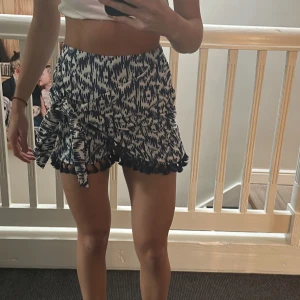 Skort från zara  - Skort(skjorts-kjol) I blå och vit från zara med små tussar längst ner.