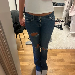 Jeans - Snygga håliga jeans! Jeansen har ett pyttelitet hål på ena fickan som lätt går att laga. Jeansen är i storlek XS med 33 i benen