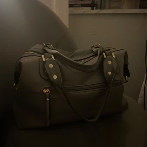 grå väska - skitsnygg grå väska som jag säljer då den inte kommer till användning! Har inga defekter alls och är i helt nytt skick!💞💞