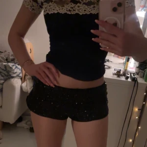 Svarta glittriga shorts - Säljer dessa sjuuuukt snygga glittriga shorts som är perfekta för fest. Säljer då de tyvärr inte kommer till användning. Hör av er vid frågor eller funderingar❤️