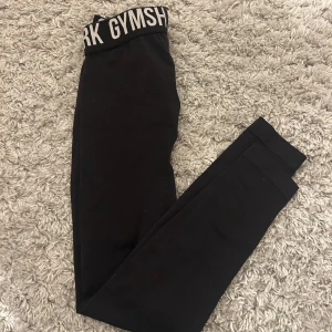 träningstights från Gymshark - Tränings tights från Gymnshark i storlek XS. sällan använda utan defekter! org pris 500kr. mitt pris 200kr. säljer för de är försmå! Postad inom en dag vid smidigt köp. köp gärna via plick. kontakta vid frågor🥰