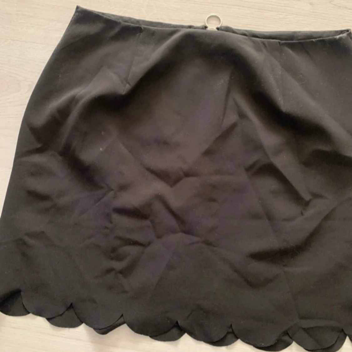 Svart kortkjol med dragkedja - 1