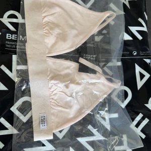 Ljusrosa linnetopp från Frank Dandy - Säljer en ljusrosa linnetopp från Frank Dandy. Toppen har en enkel design med smala axelband och en bred resår under bysten för extra stöd. Perfekt för en avslappnad stil.