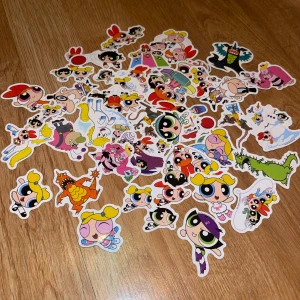  Y2k Klistermärken med Powerpuffpinglorna ca 40 st - färgglada y2k klistermärken med motiv från Powerpuffpinglorna. Innehåller olika karaktärer och scener från den populära tecknade serien. Perfekt för att dekorera anteckningsböcker, laptops eller andra ytor. En rolig samling för fans av serien! (Har andra nyanser i mina andra annonser , kika in💖)