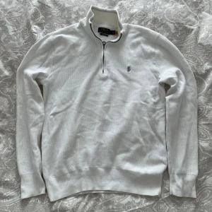 Ralph Lauren Halfzip ( Tunnare variant) - Vit Ralph Lauren halfzip i använt men fint skick! Hör av er vid frågor eller om fler bilder önskas