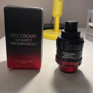 Viktor&Rolf Spicebomb infrared  - En väldigt fin parfym som är mer än 30ml full. Varm och mjuk  kanel doft, väldigt bra för vintern!