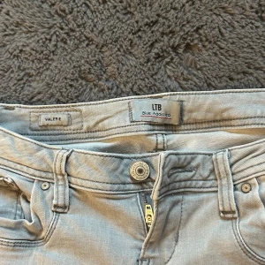 Grå jeans från LTB valerie - Skitsnygga jeans från LTB i modellen Valerie. Lätt att styla och knappt använt, skriv om du undrar över något!💞💞