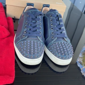 Christian Louboutin  - Säljer dessa tvär feta och unika läder loubsen. Dom har en metallic font. Og Box✅dustbags❌storlek 41-42. Nypris 8000. Knappt andvände. 