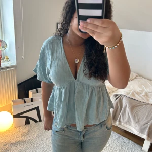 Ljusblå blus  - Säljer denna jättesöta sommartoppen i linne från lindex, perfekt till sommardagar💓