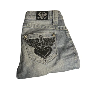 vintage harley davidson jeans - AS SNYGGA JEANS O FETT LOWWAISTED😛 de är vintage o går inte att köpa på deras hemsida o så🙏🙏🙏 de är lite slitna vid slutet av benen på baksidan men det syns ej när man har på jeansen