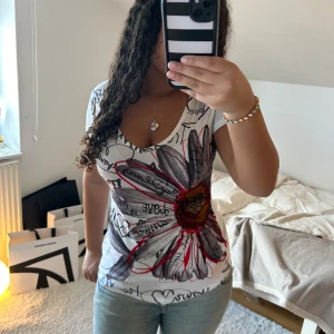 Desigual T shirt - Säljer denna mönstrade T shirten från Desigual💓