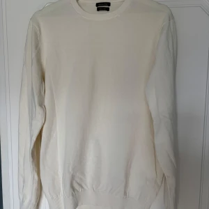 Vit tröja från Massimo Dutti - Säljer en stilren vit tröja från Massimo Dutti i tunnt bomull. Tröjan är sparsamt använd, passar perfekt till vår/sommar. Storlek L