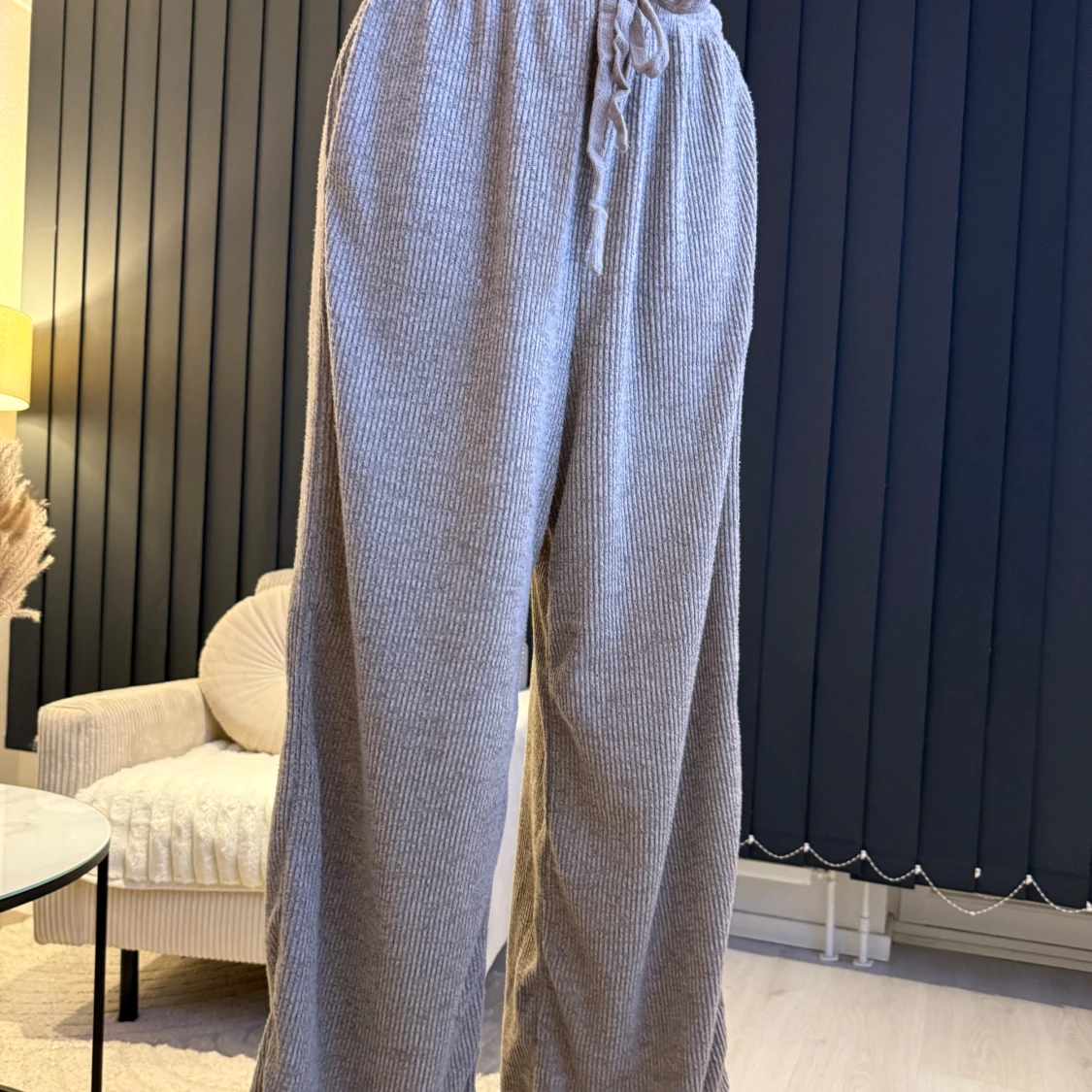 Grå ribbade byxor med knytband - 2