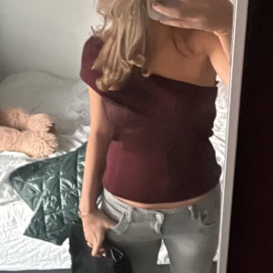 Vinröd offshoulder topp - Snygg vinröd offshoulder topp som är perfekt för en kväll ute. Den har en tight passform och är croppad för en trendig look. Perfekt att matcha med jeans eller kjol för en stilren outfit. Från massimo dutti 