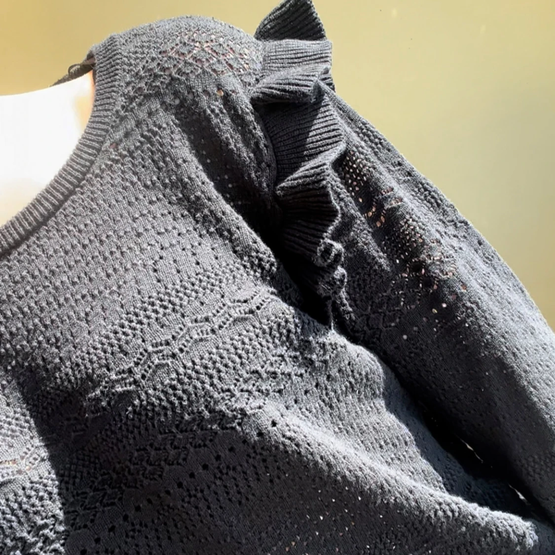 Svart stickad tröja med volangdetaljer - 3