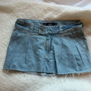 låg midjad jeanskjol - skit snygg jeanskjol från hollister som inte säljs längre! 💓💓😘😘💖🌷
