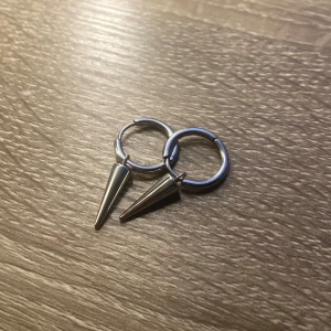 Edblad silver örhängen - Säljer min superfina Edblad örhängen i silver då jag nu istället använder guldsmycken.💕💖Nypris 399kr. Pris kan eventuellt diskuteras💖Ge bara ett prisförslag i så fall💕